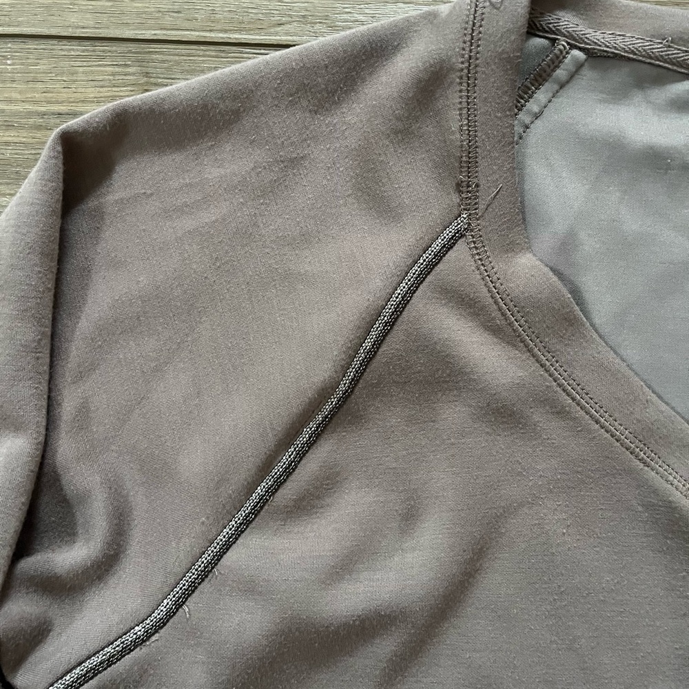 Elie Tahari Women’s V-Neck Sweater in Taupe with Sparkle Seam Accents - Picture 4 of 10